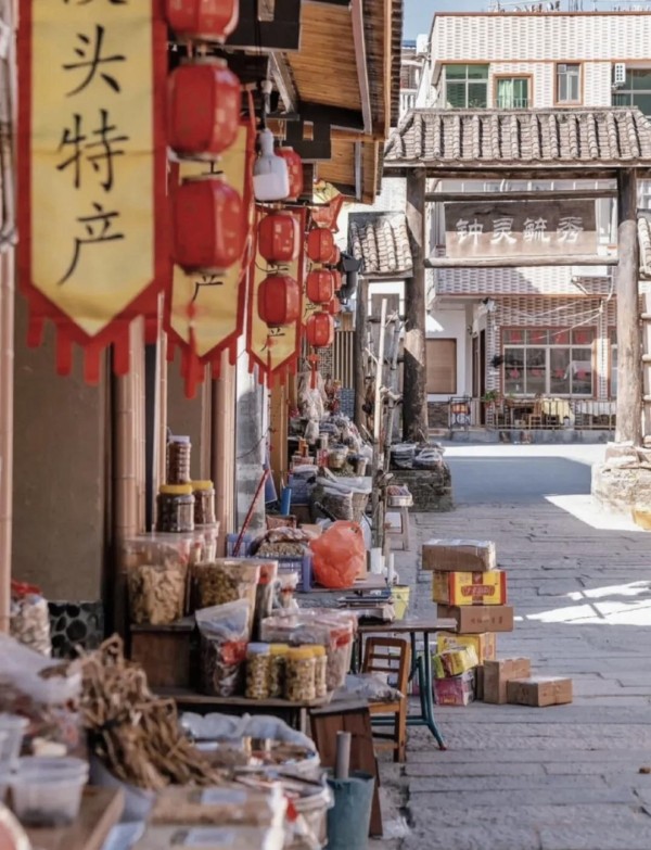 从化溪头村两日游全攻略，轻松避坑指南！ 亲爱的朋友们，周末想去哪里玩呢？ 为大家整理了一份从化溪头村的游玩攻略，快来看看吧！ --- Day 1 上午 抵达溪头村后，先前往溪头村牌坊，这是村子的标志性建筑，拍照打卡，感受乡村气息。 沿着溪流漫步，欣赏清澈见底的溪水和溪边的自然风光，呼吸新鲜空气。 中午 在村里的农家乐品尝当地特色美食，如竹筒饭、走地鸡、山水豆腐等，享受乡村美食带来的满足感。 下午 参观溪头村的古建筑，如金紫里古建筑，了解村子的历史文化底蕴。 可以去果园体验采摘水果的乐趣（根据季节选择水果），感受田园<a target=