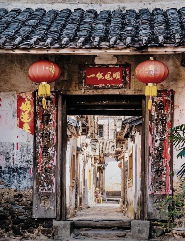 从化溪头村两日游全攻略，轻松避坑指南！ 亲爱的朋友们，周末想去哪里玩呢？ 为大家整理了一份从化溪头村的游玩攻略，快来看看吧！ --- Day 1 上午 抵达溪头村后，先前往溪头村牌坊，这是村子的标志性建筑，拍照打卡，感受乡村气息。 沿着溪流漫步，欣赏清澈见底的溪水和溪边的自然风光，呼吸新鲜空气。 中午 在村里的农家乐品尝当地特色美食，如竹筒饭、走地鸡、山水豆腐等，享受乡村美食带来的满足感。 下午 参观溪头村的古建筑，如金紫里古建筑，了解村子的历史文化底蕴。 可以去果园体验采摘水果的乐趣（根据季节选择水果），感受田园<a target=