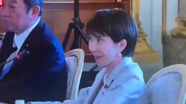 真的很无语,一个国际领导人这种行为简直放荡,她以前干什么的?