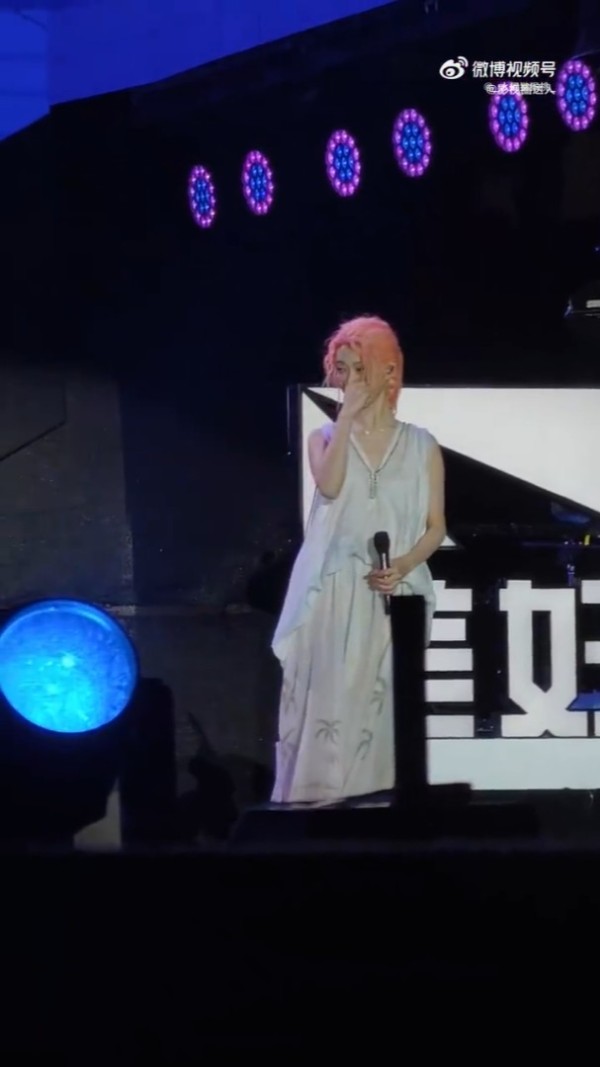 薛凯琪泪洒舞台。