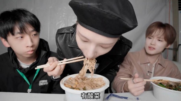 仁俊音乐节后台采访自曝最爱火锅汽水音乐,称当艺人如磁铁吸引