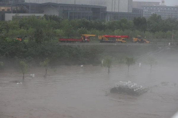 淡定雪碧H：气象科普知多少 带你解锁天气的奥秘！️
 
天气与我们的生活息息相关，但你对气象知识了解多少呢？一起来探索有趣的气象科学吧！
 
 
1. 天气和气候，傻傻分不清？
 
天气：短时间（几分钟到几天）的大气状态，比如“今天下雨”。
 
气候：长期（几十年甚至更久）的天气平均状态，例如“热带雨林气候”。
 
趣味点：某地天气预报总不准？可能是地形复杂导致局地天气多变！
 
 
2. 彩虹...
