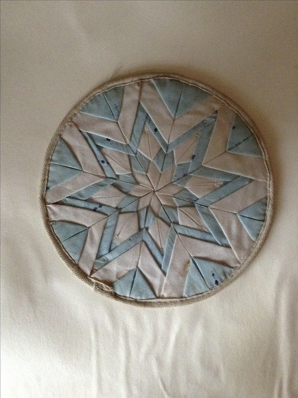 初中做的杯垫，已经很旧了。