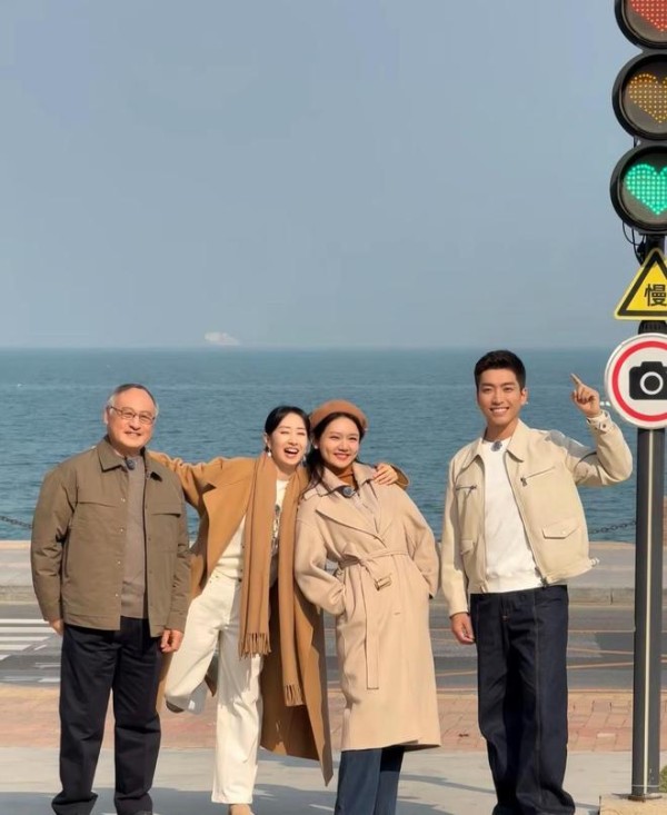 演员刘敏涛现身烟台老家,49岁长得跟电视上一样,离婚后事业腾飞