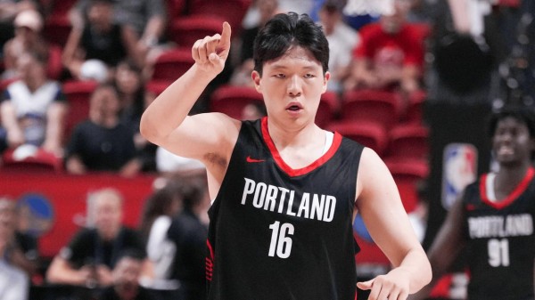 美媒根据季前赛重排25选秀：杨瀚森飙升第9，一人逆袭，前3无争议