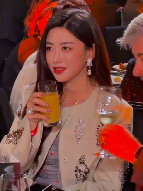 章泽天朱珠同框展现优雅气质