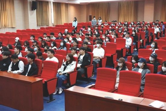 “诚信感恩 励志自强”