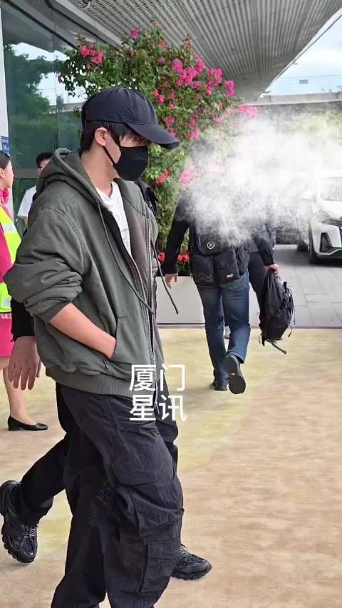 易烊千玺已到达厦门将出席金鸡闭幕暨颁奖典礼