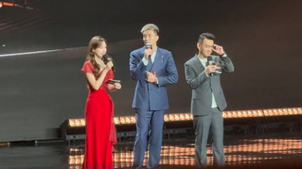 临时有事提前走了,竟然错过了艾伦唱歌的环节