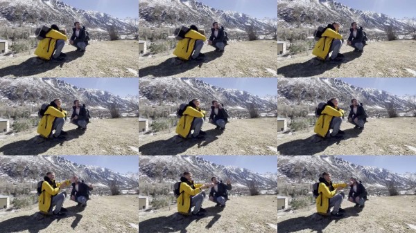 两个朋友在山间徒步旅行时交谈,放松身心,享受美丽的风景。