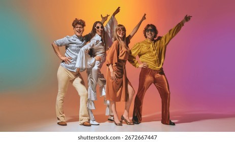 朋友们身着俏皮的复古迪斯科服装，在色彩缤纷的怀旧背景下摆出各种造型。这体现了70年代时尚、流行文化复古复兴、充满活力的营销视觉效果以及魅力<a target=
