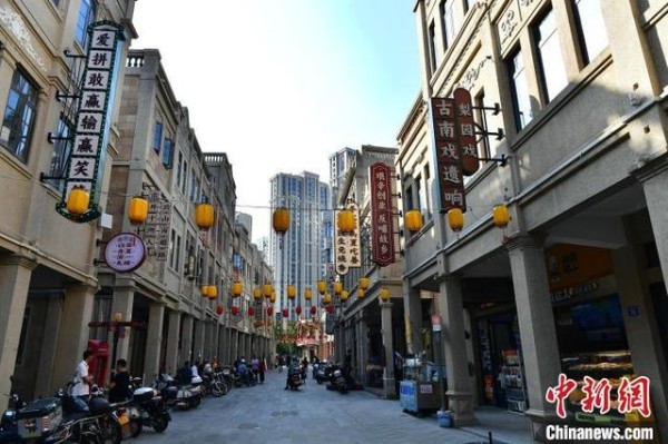 图为保护提升后的八卦街街景。中新社记者 张斌 摄