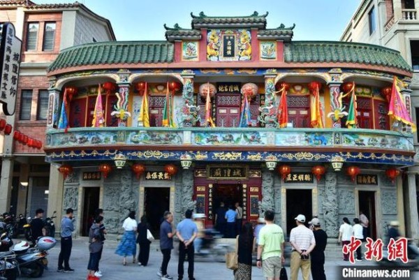 图为位于八卦街内的石狮城隍庙。它建于清代康熙丁未年（1667），源自永宁城隍庙。中新社记者 张斌 摄