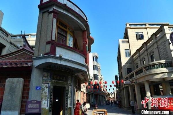 图为保护提升后的八卦街街景。中新社记者 张斌 摄