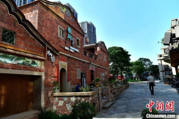 图为保护提升后的八卦街街景。中新社记者 张斌 摄