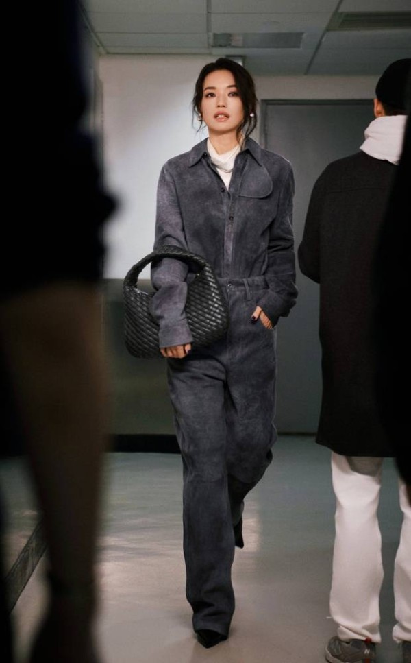 舒淇神情慵懒，气质出众。