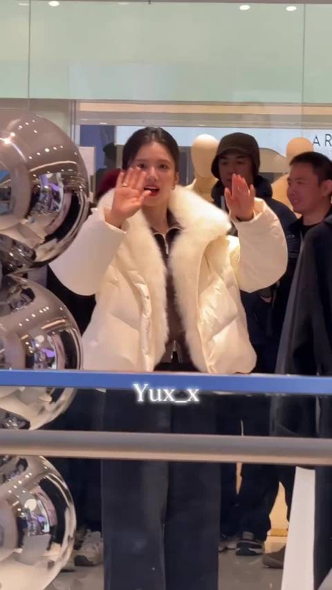 张婧仪活动结束后和大家打招呼，说辛苦啦