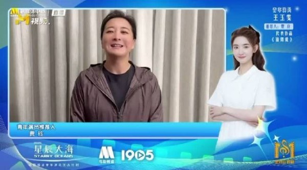 好久不见的贾玲看上去好像又瘦了不少,还黑了,好健康的状态