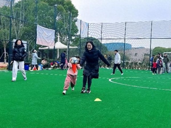 绿茵场上，亲子家庭尽享欢乐时光