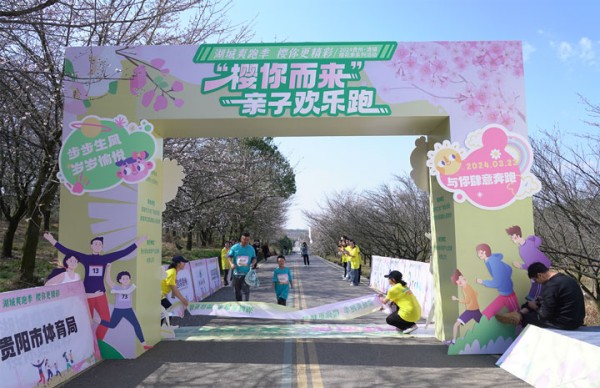 率先沖線的楊光恆父子。代勝強攝