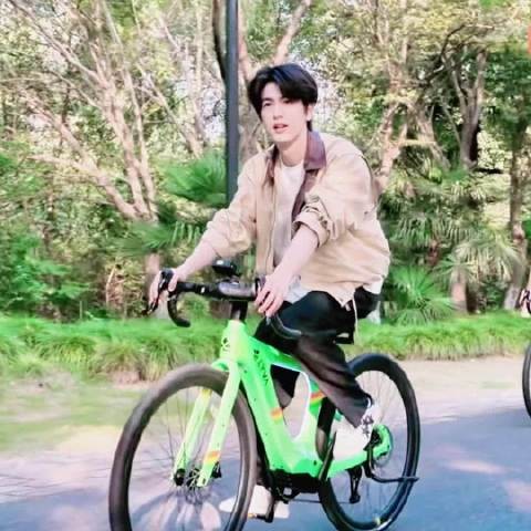 特别少年感的凌赫