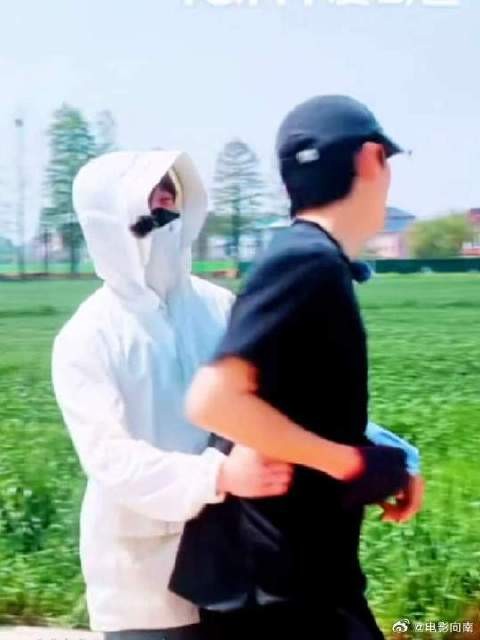 捏腰+背后锁喉 别给罩晓桶打爽了