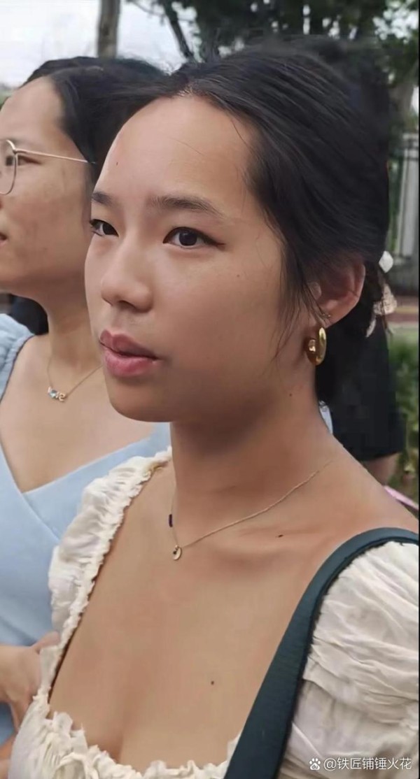 有人建议黄楼嫁到中国来,这基...@铁匠铺锤火花的动态