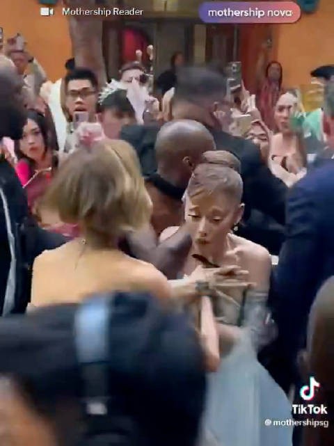 这个美女是谁？被吓坏了