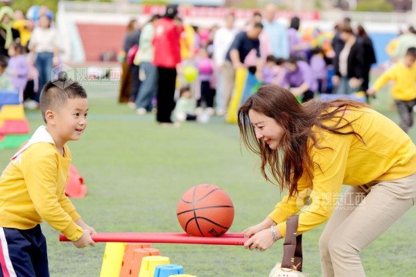 11月13日,一场以“欢乐总动员 亲子向前冲”为主题的亲子趣味运动会在江西省宜春市上高县第八幼儿园举行。