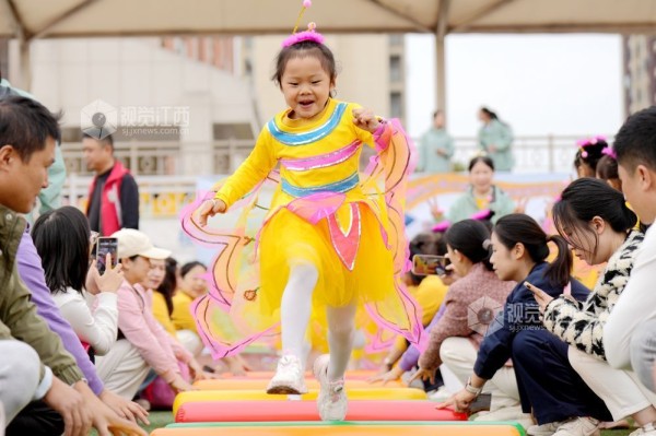 11月13日,一场以“欢乐总动员 亲子向前冲”为主题的亲子趣味运动会在江西省宜春市上高县第八幼儿园举行。