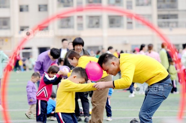 11月13日,一场以“欢乐总动员 亲子向前冲”为主题的亲子趣味运动会在江西省宜春市上高县第八幼儿园举行。