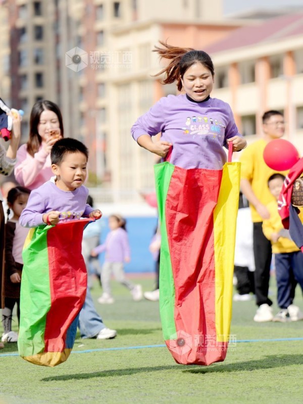 11月13日,一场以“欢乐总动员 亲子向前冲”为主题的亲子趣味运动会在江西省宜春市上高县第八幼儿园举行。