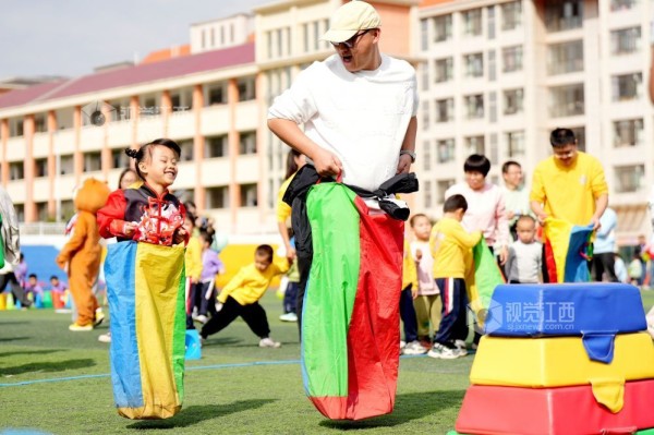 11月13日,一场以“欢乐总动员 亲子向前冲”为主题的亲子趣味运动会在江西省宜春市上高县第八幼儿园举行。
