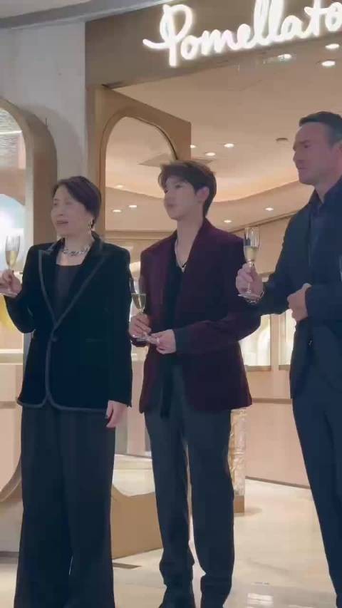 王源这个路透我愿意给满分，越看越喜欢王源喝香槟好苏