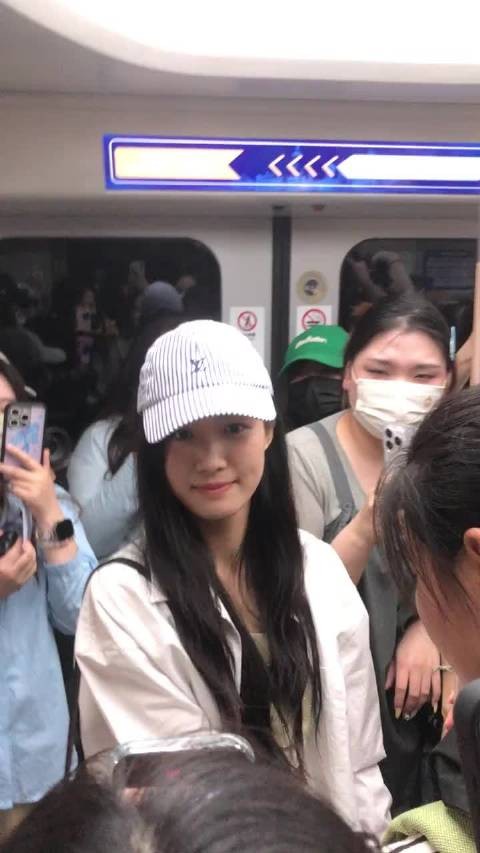 卢昱晓机场穿搭引热议,米色开衫白T成爆款