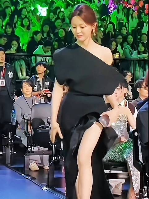 杨超越亮片礼服亮相秀美腿,青春灵动闪耀全场