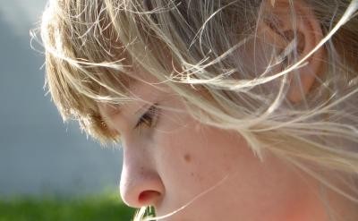 8、让孩子参与折叠衣服