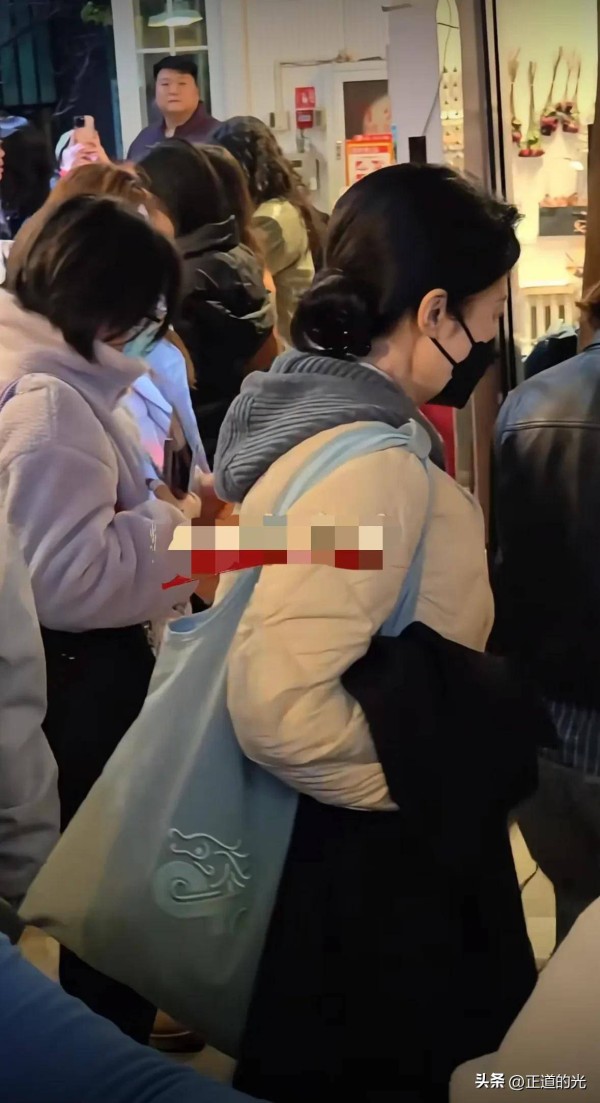 周涛穿130元棉服背10几元帆布包看张一山的话剧举手投足皆是优雅