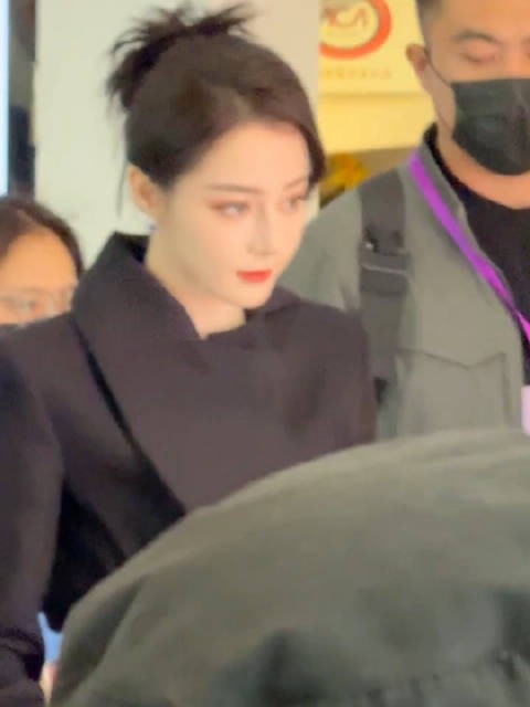 迪丽热巴真神颜来的!从上班路透看到下班路透,真美的惊为天人