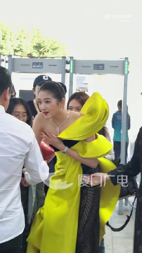 关晓彤金鸡奖造型图