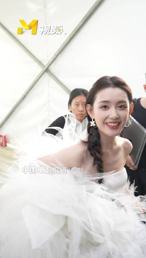 蒋依依亮相候场区,白色蓬蓬裙造型好像白天鹅,青春靓丽!