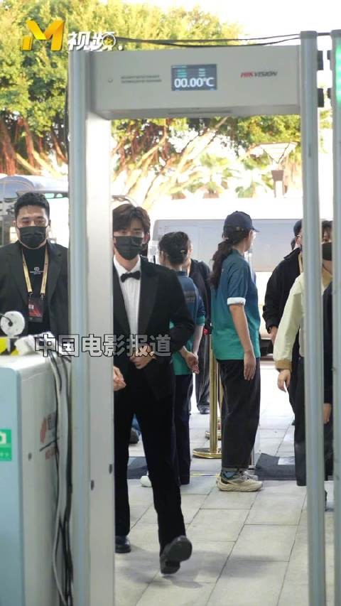 易烊千玺身着黑色西装亮相金鸡奖,每帧都尽显演员质感