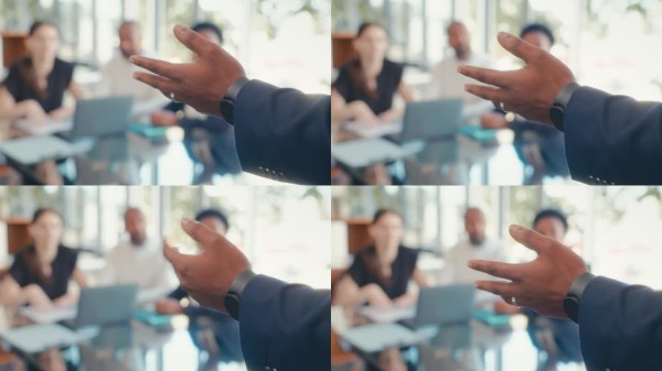 创意工作场所的快乐工作坊中,创意员工站立的双手和头脑风暴策略计划。有效的会议,高效的财务研讨会和协同