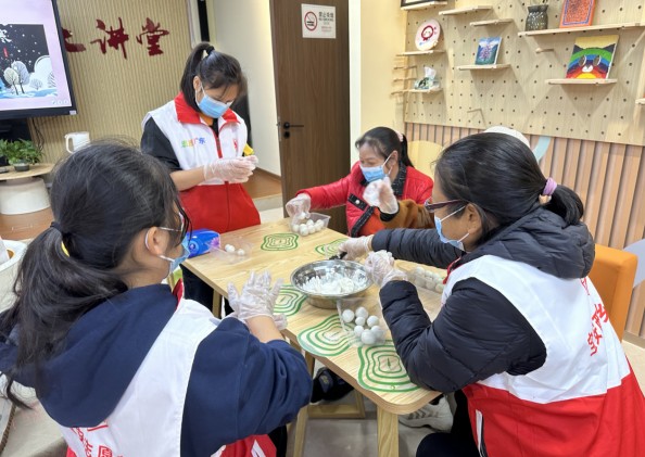 西乡铁岗社区开展“冬至快乐工作坊”志愿者交流活动