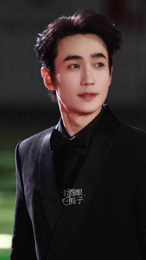 朱一龙金鸡奖红毯展氛围感眼神