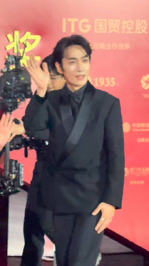 黑色西装亮相2025金鸡奖闭幕红毯!金鸡奖金鸡奖红毯文娱鲜锋榜朱一龙