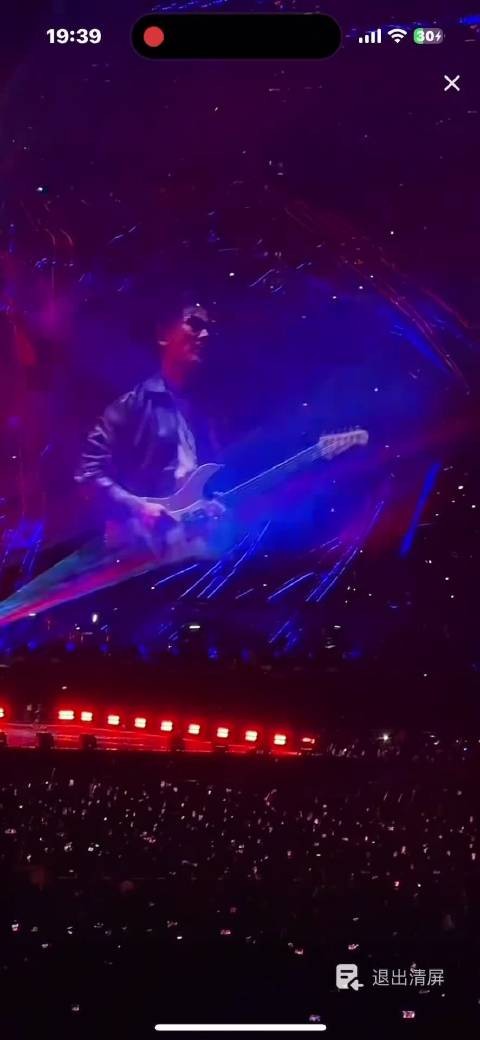 周深合肥演唱会互动 观众:宝贝 周深:宝你个头 天使般的宝贝太可爱了