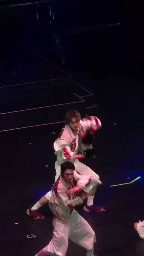 251115 No Way Out台北场 戴着猫爪跳的kick back cr Xueqiu_ 资源 瓶子 lyy