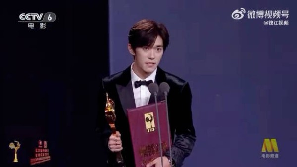 易烊千玺凭《小小的我》获金鸡奖最佳男主角,成最年轻影帝