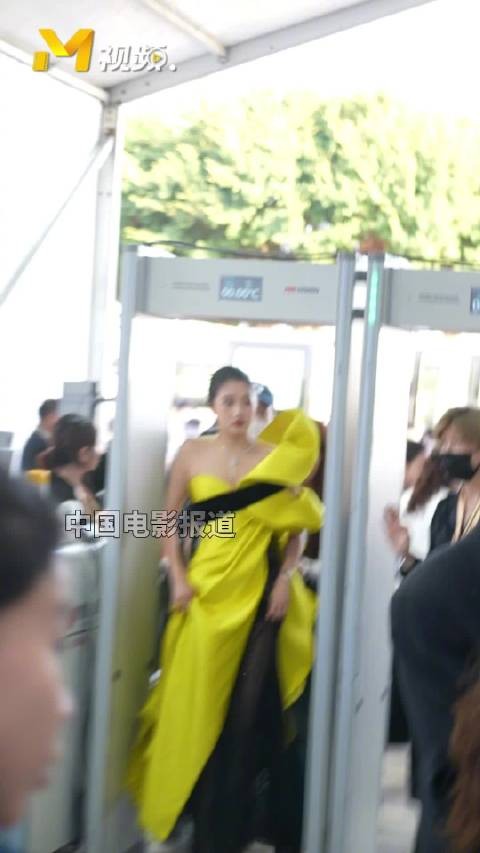 关晓彤黄裙亮相金鸡奖颁奖典礼